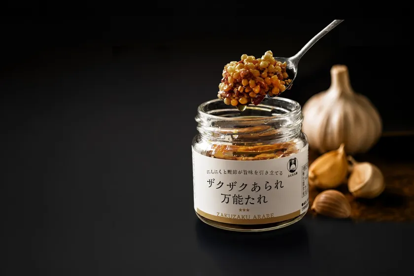 ザクザクあられ万能たれをスプーンですくったシズル