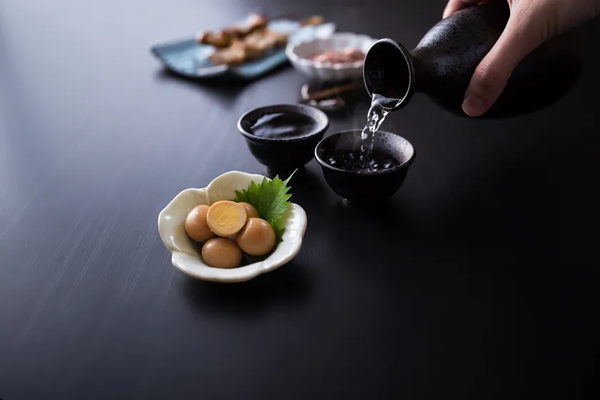 うずらのたまご 関西だし醤油と日本酒の晩酌シーン