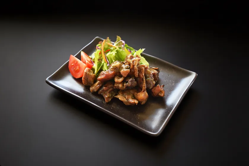 鶏の炭火焼 塩味の盛り付けイメージ