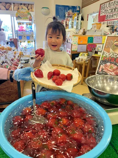 トマトすくい取り