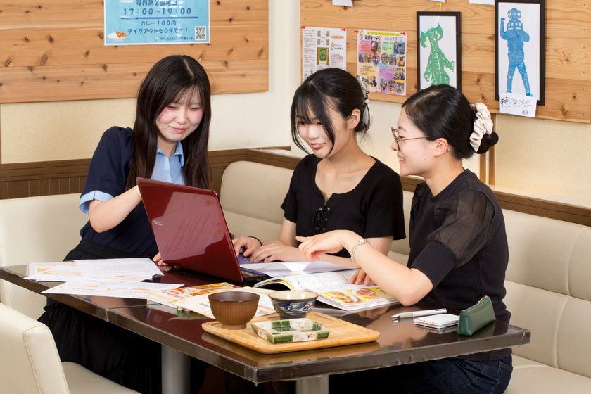 名古屋・星ヶ丘に、福祉×大学×地元企業が連携して創る
健康食堂『和わん』が誕生
学生とともに考案した「まごわやさしい和定食」を提供
ロス野菜の活用や障がい者の就労機会創出を通じ、
地域をつなぐ新しい健康食堂が9月10日オープン