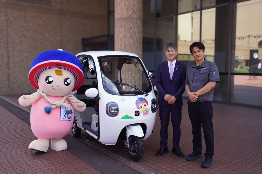 伊勢原市のゆるキャラ クルリン(左)ビベルCOCO はぎわら鉄也氏 鈴木俊介氏