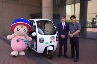 伊勢原市のゆるキャラ　クルリン(左)ビベルCOCO　はぎわら鉄也氏　鈴木俊介氏