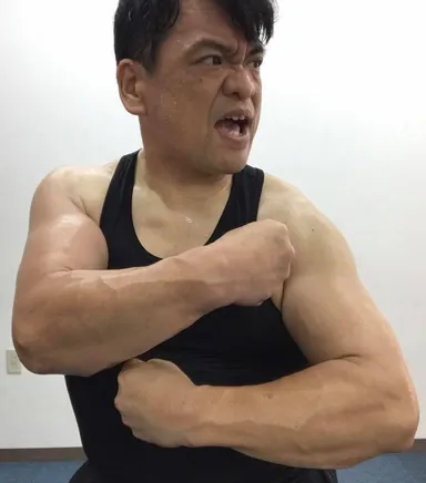 前腕最高時45センチ・握力45キロ