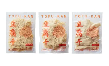 「冷凍 豆腐干 100g」3種(左：細切り・短　中央：細切り・長　右：平切り)