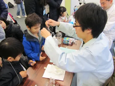 超伝導のしくみ、測量体験、自転車での発電体験など、大学生がものづくりの仕組みをわかりやすく解説します