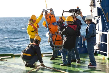 「江戸っ子1号」プロジェクトとさかなクンとのコラボイベントや、実機の展示、3D映像の視聴体験などを行います(写真は日本海溝での深海探査実験の様子)