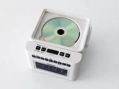 大切なCDを、音だけでなく目でも楽しめる透明窓を採用
