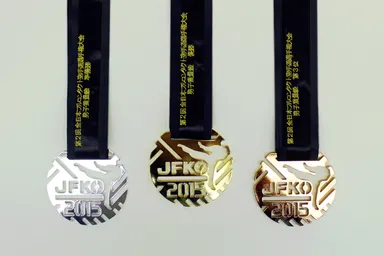 肉体と精神がせめぎ合う空手をモチーフにしたメダル