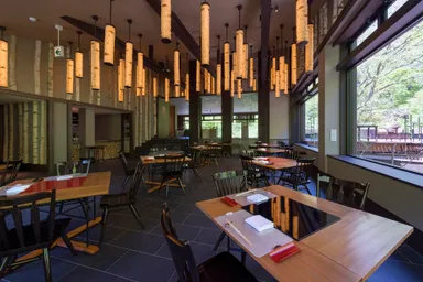 信州ダイニング　TOBIRA　内観