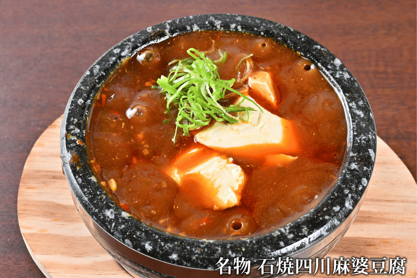大阪駅前ビル内4店舗目、4種の麻婆豆腐を楽しむ
「四川のくち スタンド酒場」が8月20日オープン