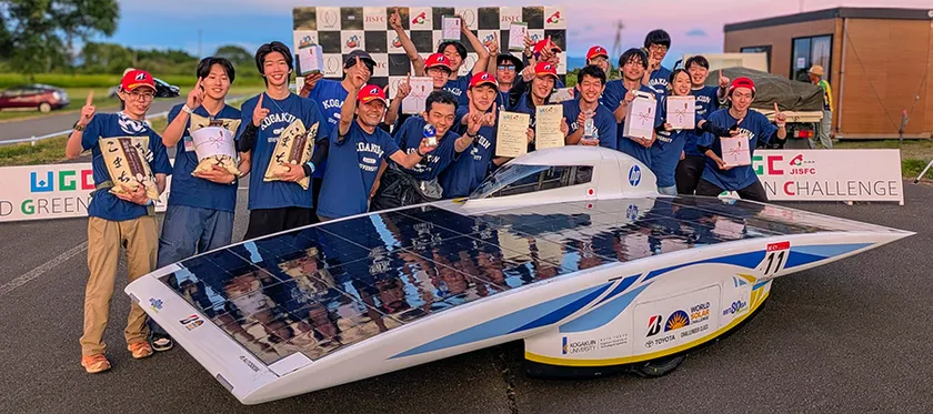 チャレンジャー・クラスで優勝した工学院大学ソーラーチーム