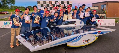 チャレンジャー・クラスで優勝した工学院大学ソーラーチーム