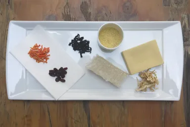 乾物(左から、干しにんじん、レーズン、干しわかめ、角寒天、クスクス、高野豆腐、切干大根)