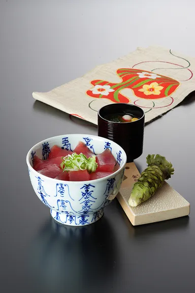 まぐろ漬け丼と味噌汁