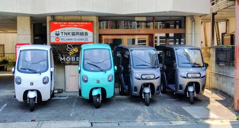 MoBee店舗前に並ぶビベルトライク車両