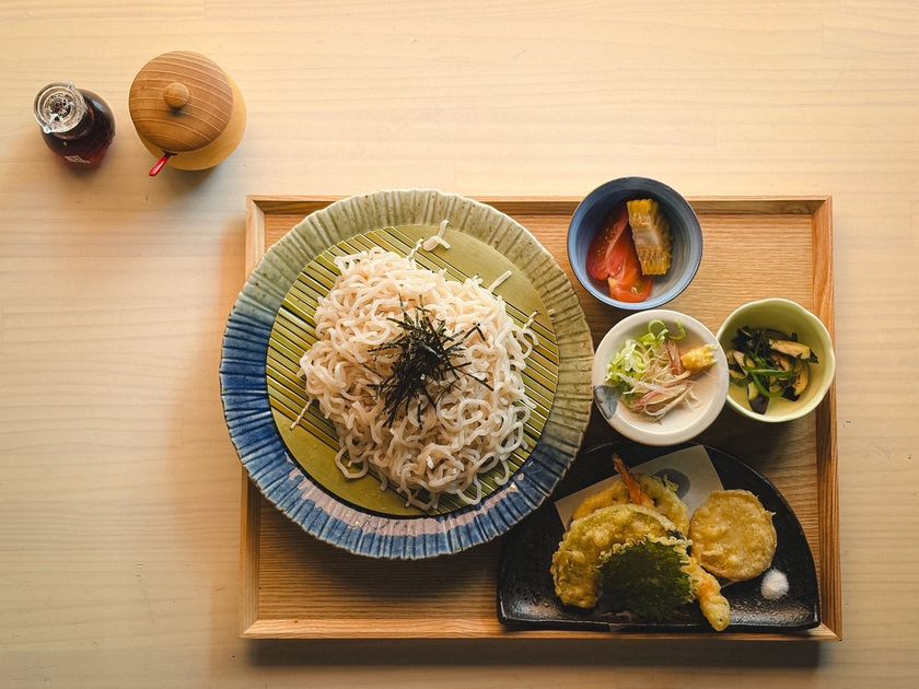 愛知県産小麦×あご出汁の『生ひやむぎ専門店 穂の間』
名古屋駅徒歩5分にオープン、全国でも珍しい生冷や麦の新業態