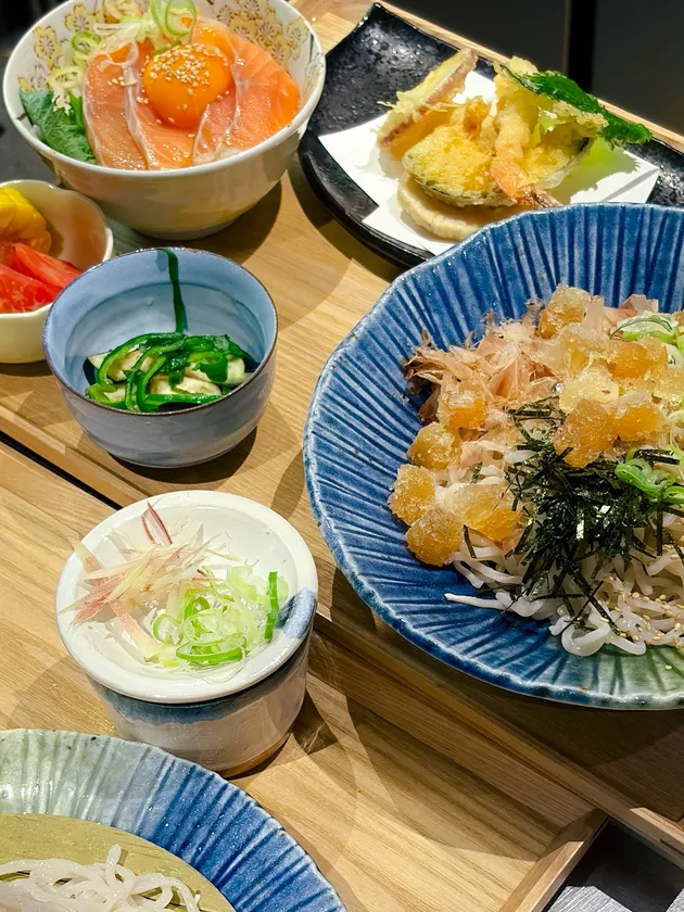 穂の間御膳 小丼や天ぷら、小鉢まで付いている大満足セット