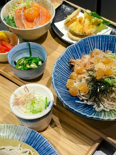 穂の間御膳 小丼や天ぷら、小鉢まで付いている大満足セット