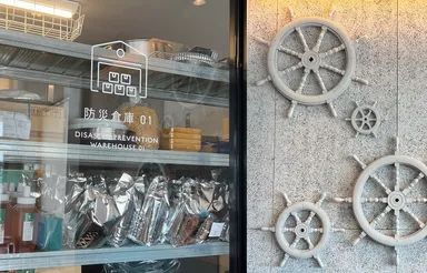 「防災倉庫」と「舵」をイメージした店内の装飾