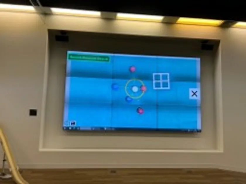 【画像】株式会社CAC Holdingsの本社1階にある、CACボッチャコート。壁面には天井カメラと連携し、ゲームの盤面を映し出す大型モニターも備える(2)