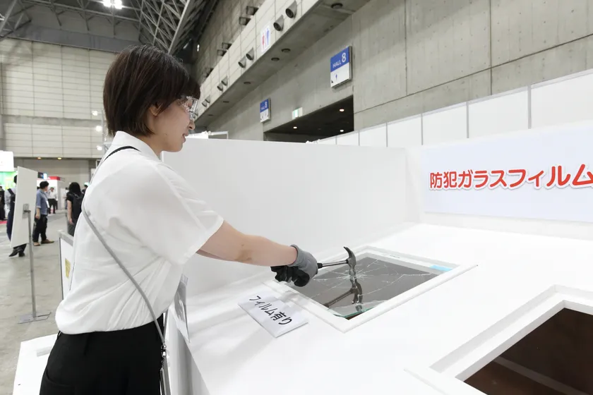 防犯ガラスフィルムの強度実演