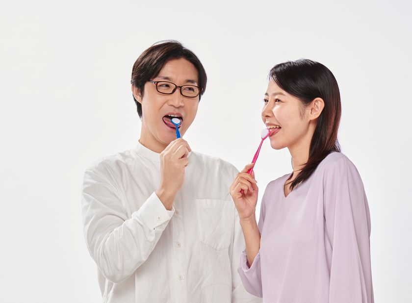 夏の疲れがお口に出る！？
季節の変わり目の口臭ケアに舌ブラシを活用　
歯磨きだけでは取り切れない「舌汚れ」対策について
SHIKIEN公式HPにて公開