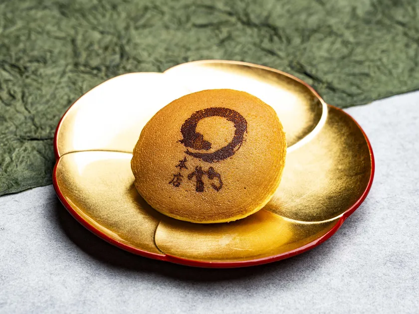 オリジナルの焼き印を刻した両口屋是清「千なり」