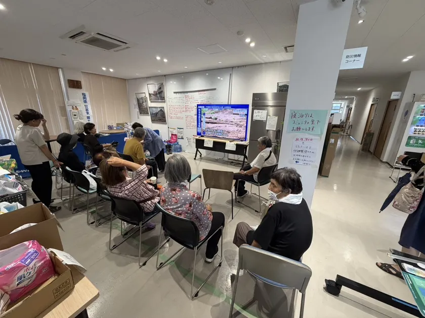 75型テレビ被災地に設置