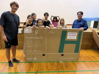 75型テレビ被災地に到着(2)