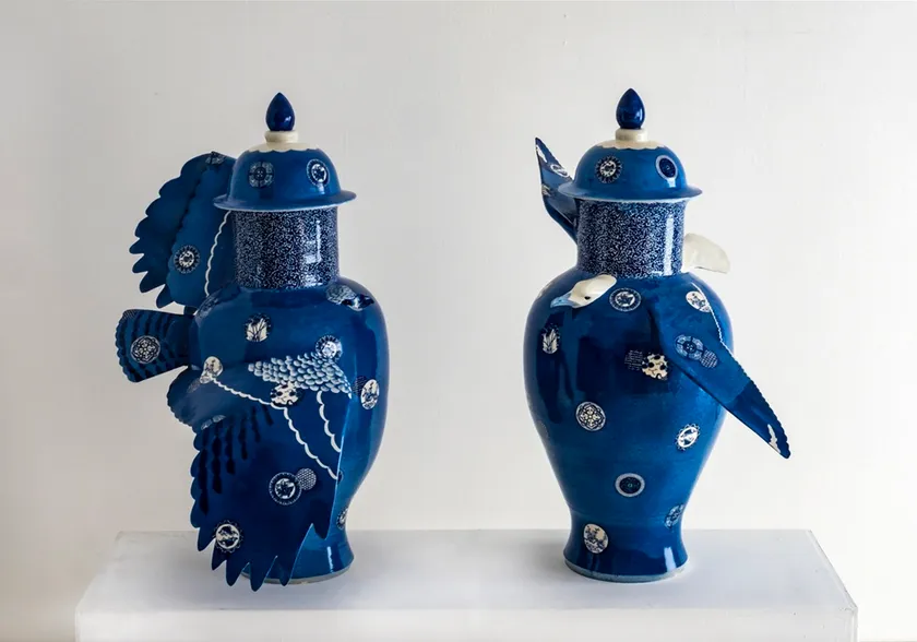 《トンビ／壺》、《カモメ／壺》(「Blue Birds/Blue Ceramics」インスタレーションの一部作品) 2021年、いずれもH91cm、作家蔵、撮影：越智信喜