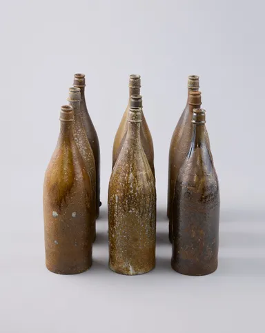 尾花 智子《十升瓶（19～99)》2010～2026年、 約H67cm、作家蔵