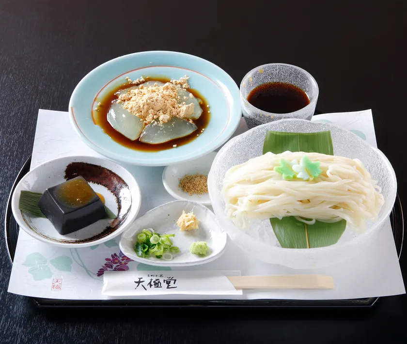 飛鳥彩瑠璃の丘天極堂テラス　冷やし葛うどん葛もちセット