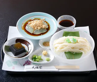 飛鳥彩瑠璃の丘天極堂テラス　冷やし葛うどん葛もちセット