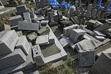 能登沖地震で倒壊した墓石