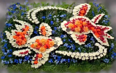 故人が大切に育てていた金魚を花で表現した祭壇