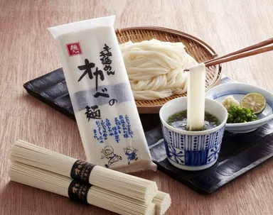 オカベの麺商品とザルイメージ