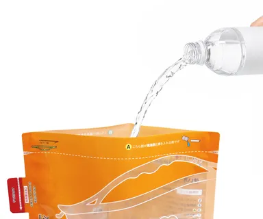 「HOTPLUS マルチウォームバッグ」内の発熱剤に水を注ぐ操作
