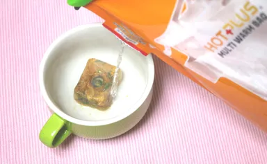 「HOTPLUS マルチウォームバッグ」で確保したお湯を使い、離乳食を準備する様子