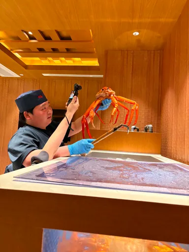 通常は店のスタッフが水槽から蟹を選んで引き上げるが、フェア中はお客様が食べたい蟹を選べる。
