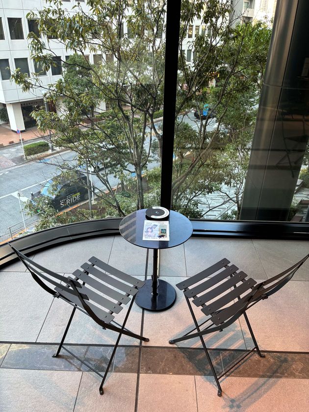 スマホ充電を新たな情報接点に
広告を見ながらスマホを無料充電、
東京ポートシティ竹芝で新サービスを実証