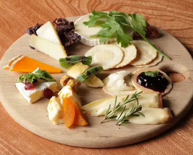 毎週イタリア、フランスから空輸し、ビールに合うチーズをセレクト