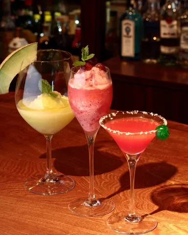 フレッシュフルーツのカクテルは女性に大人気