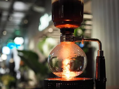 スイーツのお供に、香り高いサイフォン式コーヒーもご用意。