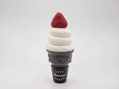 一番人気の「いちごショートソフト」。甘酸っぱいいちごとミルクソフトの王道の組み合わせ。
