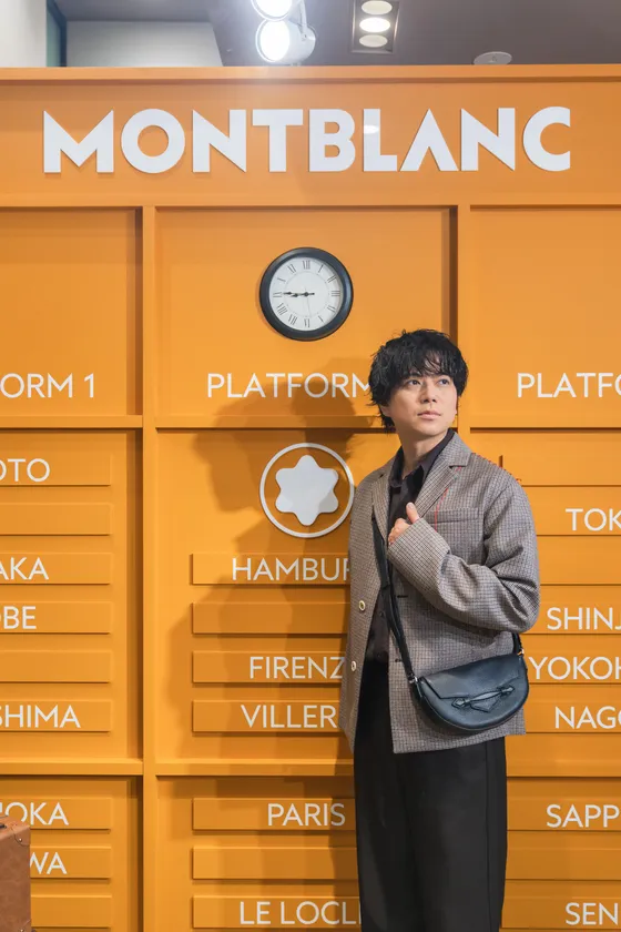 旅にぴったりのクロスボディバッグを身に着けた加藤シゲアキさん
