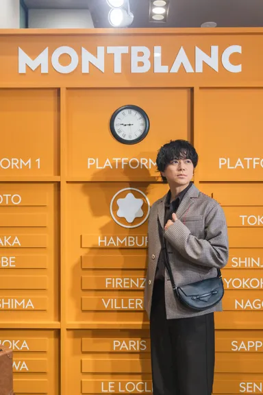 旅にぴったりのクロスボディバッグを身に着けた加藤シゲアキさん