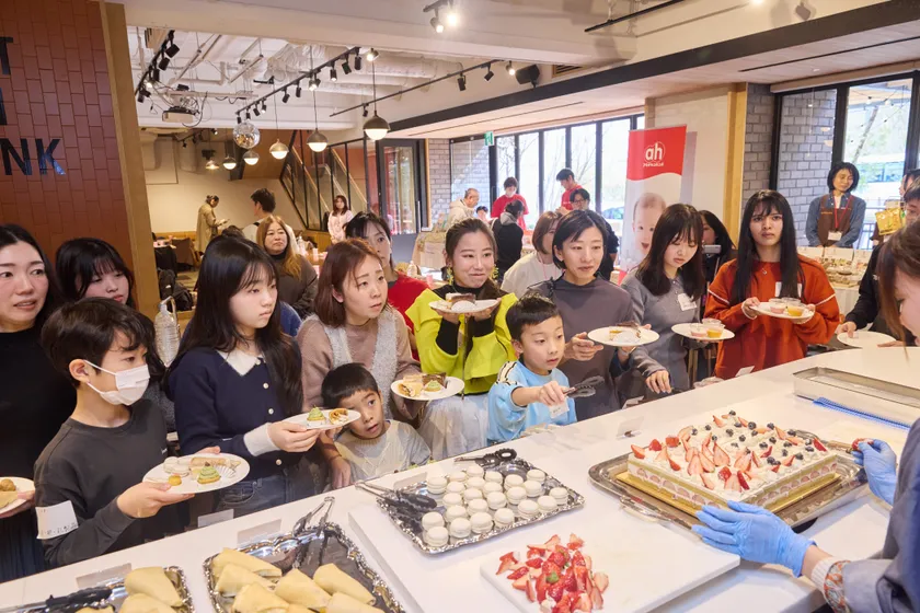 卵・乳・小麦不使用のスイーツを楽しむ参加者