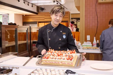 カフェ・カンパニー株式会社 エグゼクティブパティシエ／hal okada vegan patisserie シェフパティシエ・岡田 春生氏と特製ケーキ