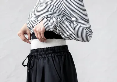 アウターの下でかさばらない軽くて使い勝手のいい薄手の仕上がり。